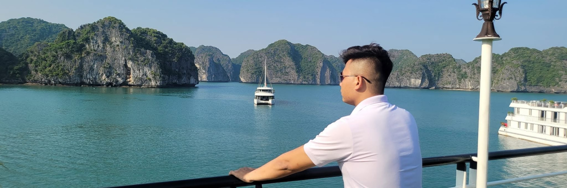 Vũ Thành Luân trên boong tàu, vịnh Hạ Long